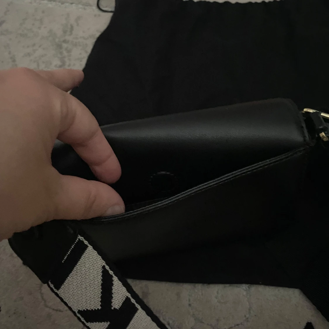 Svart axelväska från DKNY - 1