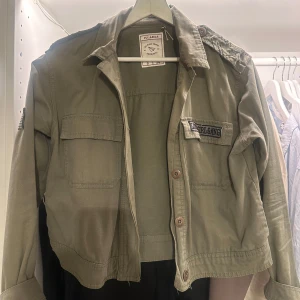 Olivgrön jeansjacka från Pull&Bear - Säljer en olivgrön jeansjacka från Pull&Bear. Superfin jacka och i bra skick! ☀️☀️