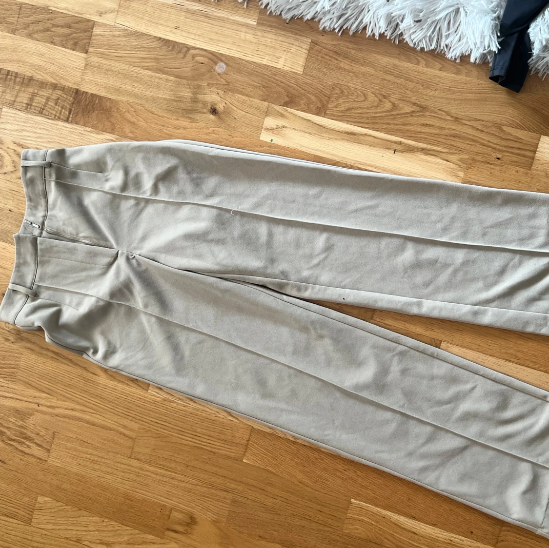 Beige kostymbyxor från NA-KD