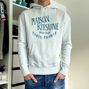 Maison kitsune hoodie  - Säljer nu denna riktigt sällsynta och eftertraktade maison kitsune hoodien. Den är i nästan nyskick och tags finns. Det är storlek M på tagen men passar även lite mindre. Skriv vid frågor eller bilder. 