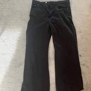 Svarta highwaist jeans! - Snygga svarta jeans från Gina Tricot. Byxorna har klassisk femficksdesign och stängs med dragkedja och knapp, highwaist. Perfekta för dig som gillar en retrostil med lite vidare ben. Storlek 42/44 👖😇 