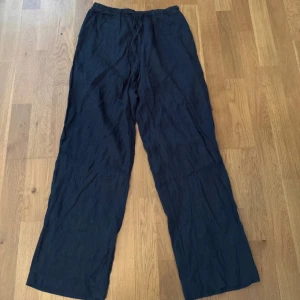 Mörkblå linnebyxor H&M - Säljer ett par mörkblå linnebyxor från H&M, normalhöga i midjan🤗