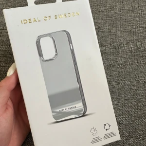 Spegelväska från Ideal of Sweden - Skal till IPhone 14 PRO Max. Snygg och stilren spegel skal från Ideal of Sweden. Aldrig använd eller öppnad, helt ny!💕