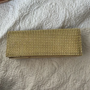 guldig clutch/purse - fin clutch för utekväll eller balen i guldig färg