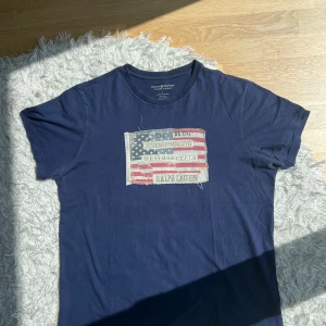 Ralph Lauren Tshirt - Säljer denna feta marinblåa Ralph Lauren tshirten från deras Denim&Supply kollektion. Tröjan är i väldigt bra skick. Notera att jag säljer 2 av dessa tshirts på min profil. Hör gärna av dig om du har fler funderingar eller vill ha fler bilder.