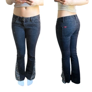 Lågmidjade utsvängda jeans  - Säljer ett par svarta lågmidjade utsvängda jeans från Only. Leopardmönstrade delen nedtill har jag själv sytt på. Det finns inget synligt slitage så det är som i nyskick. Mått; midjemått: 36cm, ytterbenslängd: 96 cm, innerbenslängd: 75 cm. Fler bilder eller frågor? Skicka dm