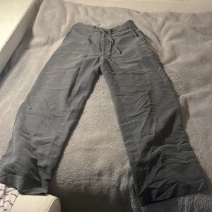 Grå byxor med snörning från Jennifer Collection - Grå ”linnebyxor” från Jennifer Collection med snörning i midjan. (köparen står för fraktk)