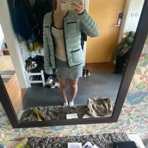 Blå vårjacka med guldiga och svarta detaljer - Superfin och luftig jacka från twinset!🩵Säljer då den inte kommer till användning💘Storleken är M men skulle säga att den passar S och Xs också.