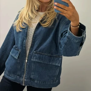 Mörkblå jeansjacka - Mörkblå jeansjacka från H&M. Helt ny och oanvänd, endast testad med lapparna kvar. Säljer då jag köpte två storlekar. Nypris 399kr. Tryck gärna på köp nu. 