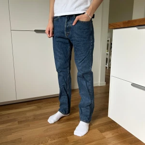 Jack & Jones Chris Jeans - Säljer dessa Jack & Jones Chris jeans – rak passform i färgen mörkblå. Jeansen har klassisk design med fem fickor och knappgylf. Ordinarie pris: 599 kr