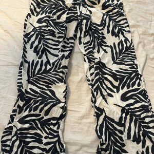 Svarta och vita byxor med  - Säljer ett par lätta byxor med svartvitt