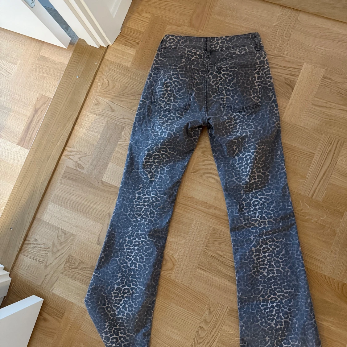 Grå leopardmönstrade jeansbyxor - 1