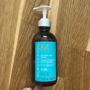 Moroccanoil Intense Curl Cream - Moroccanoil Intense Curl Cream är en leave-in produkt för lockigt hår. ANVÄND, kolla tredje bilder hur mycket. Original pris är 399kr