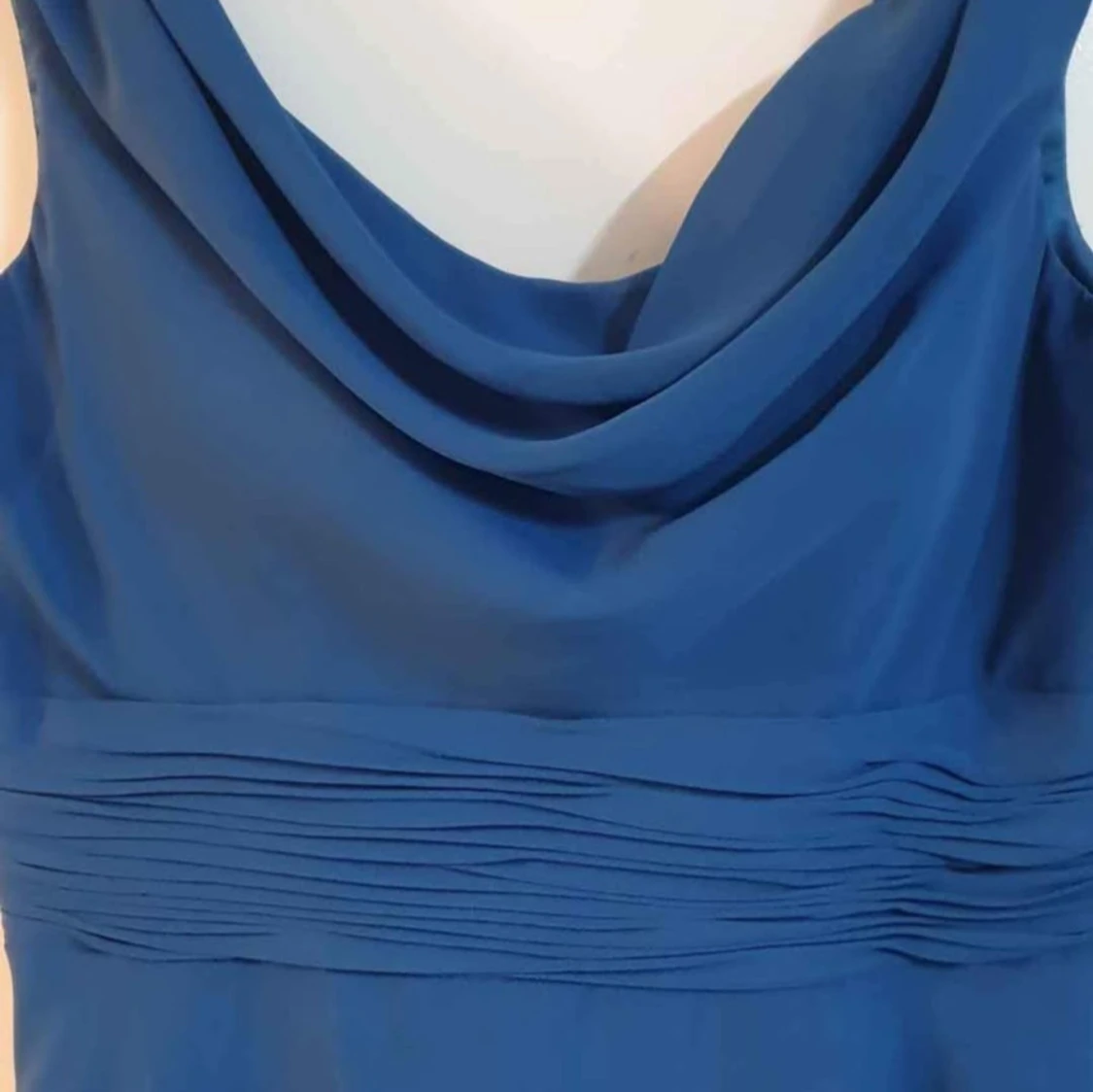 Blå långklänning med draperad halsringning - 1