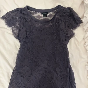 Lila spetsblus från Lindex - Säljer en lila blus från Lindex i storlek S. Till blusen ingår ett matchande linne att ha under. Nyskick!