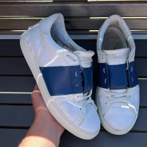 Valentino open - Säljer dessa galet snygga valentino opens som passar till alla outfits! Perfekta skor till sommaren dessutom! Size 40,5 fits 41! Skick 8/10. Defekter? Heeldrag. Hör av dig vid minsta fundering 🤩