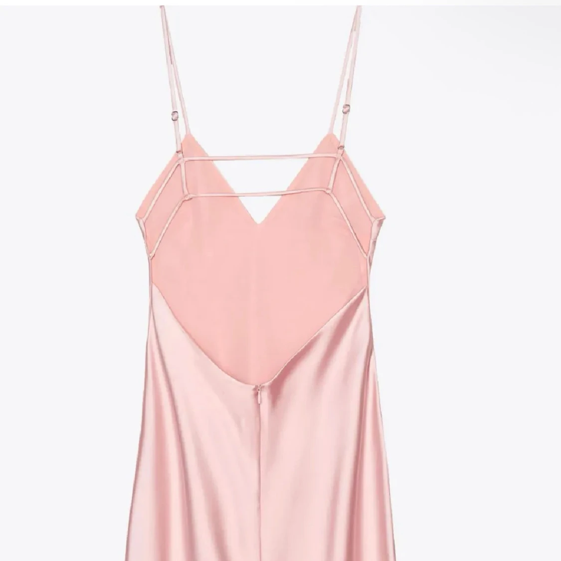 Ljusrosa satinklänning med tunna axelband - 1