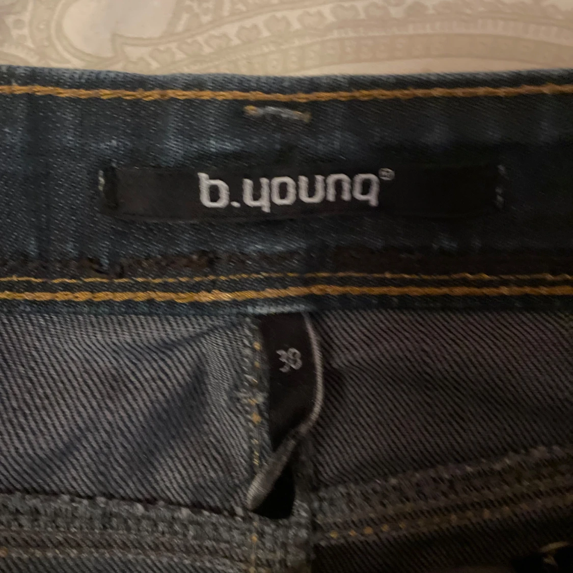 Mörkblå jeanskjol från b.young - 2