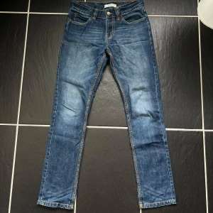 Jeans från Denim - Stiliga jeans från Denim, höger framficka saknas annars perfekta.