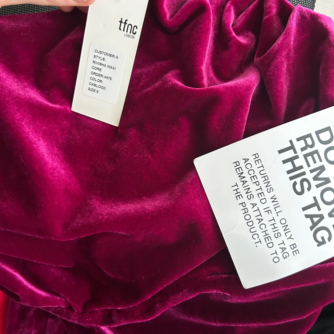Vinröd sammetsklänning från TFNC London - 2