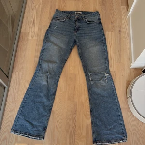 Blå bootcut jeans från g perfect jeans - Säljer ett par blå bootcut jeans från Gina perfect jeans i storlek 36.  De har ett hål på vänster ben. Skriv om ni har frågor💕