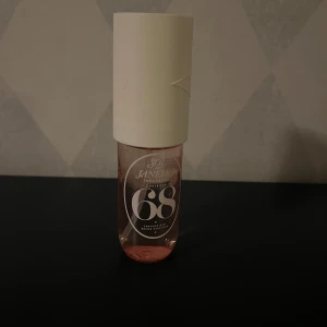 Sol de Janeiro Cheirosa 68 Parfymmist - Fräsch parfymmist från Sol de Janeiro i doften Cheirosa 68.  Lite använd men mycket kvar. 