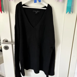 Svart stickad tröja  - Fina stickad tröja med v-ringning 