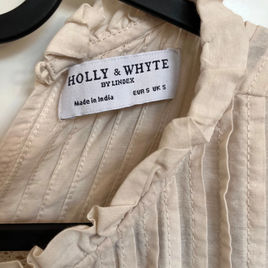 Beige blus med volanger från Holly & Whyte - 2