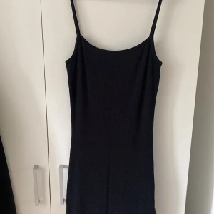 Svart medellång klänning  - Använd 1-2 gånger. Inga tecken på användning. Klänningen när till mitten på smalbenet på mig, jag är 170cm lång. Med en slits på vänster ben. Säljer för att jag inte använder den längre. Skicka för flera bilder eller frågor. Öppen för prisförslag💕