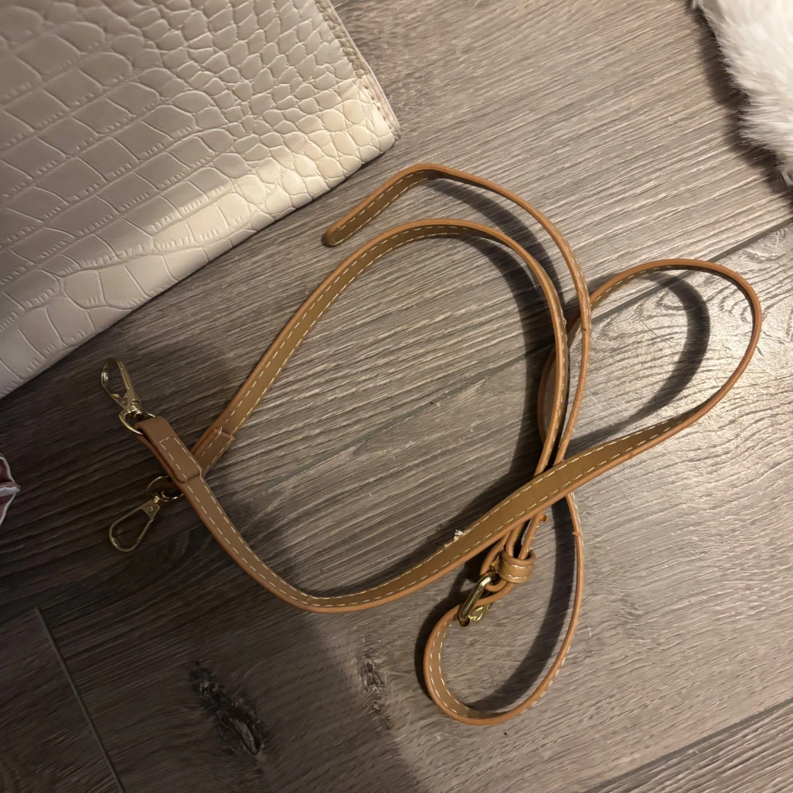 Vit handväska med croco-mönster - 2