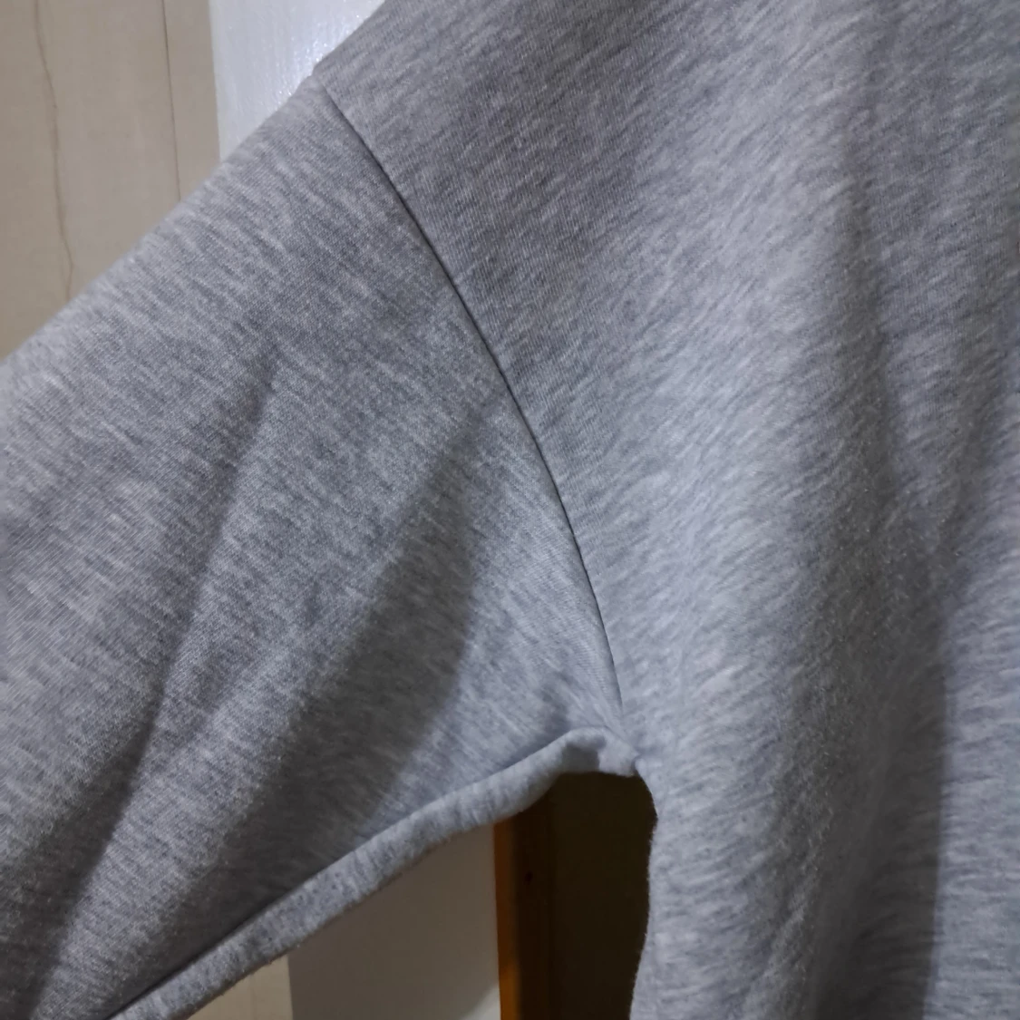 Grå croppad sweatshirt - 1