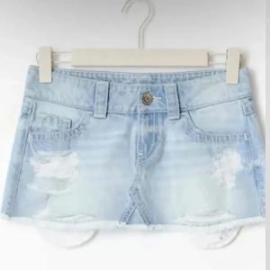 jeanstjol 14+🩵 - slutsåld populär jeanstjol från gina, jättefint skick bara andvänd i grekland ungefär 2 gånger älskar den!! 🙏