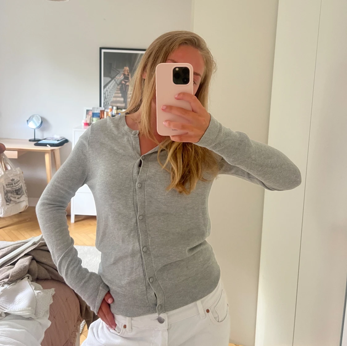 Ljusgrå kofta med knappar - 1