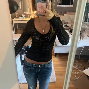 Sort tröja  - Långärmad svart spets tröja! 