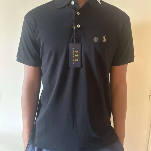 Ralph Lauren Polo  - En riktig snygg och populär ralph lauren piké som är helt ny och aldrig använd. Med ett mjukt och tunt material är den båda luftig och bekväm. Tänker som pris runt 1000 kr, men såklart diskuterbart. Tröjan finns i Göteborg men kan fraktas om nödvändigt. Mvh Anton