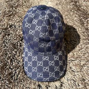 Miami GG Keps - Snygg marinblå keps från GG till ett väldigt bra pris🤝 Modellen är Miami och är väldigt unik. Skicket är 10/10 och aldrig använd🙌 Har även flera bilder om det behövs.❗️Priset kan diskuteras❗️obs! Vid snabb affär och bundle köp, men tveka inte att kontakta vid intresse🤭 Frågor om passform och bilder? Kontakta mig gärna🫡 Man får med GG Tag 🏷️ 