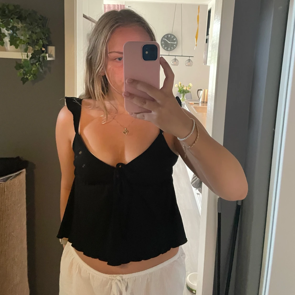 Svart linnetopp med volang från Nelly - 1