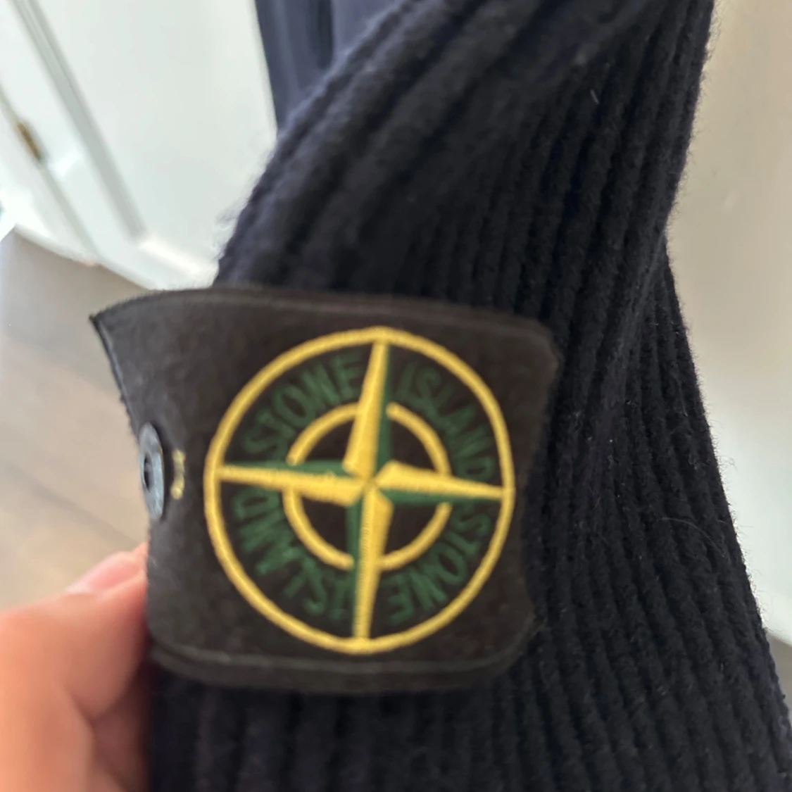 Svart stickad Stone Island tröja - 1