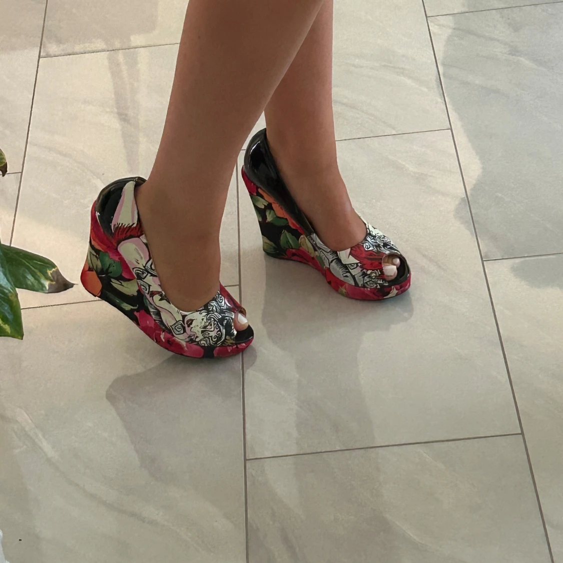 Färgglada kilklackar med blommönster