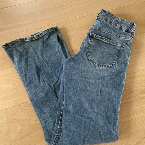 Blå bootcut jeans  - Säljer ett par klassiska blå bootcut jeans från Gina i storlek 32. Jeansen har normal passform och snyggt utsvängda ben. Tillverkade i slitstarkt denim med snygga detaljer och kontrastsömmar. Perfekta för en avslappnad och trendig look.