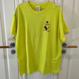 Gul tshirt  - Gul tshirt med Rockbridge Sawmill & Woody Woodpecker