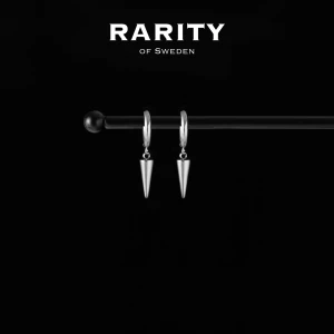 Spike Earring - Silver: Silvriga örhängen med nitar - Snygga silvriga örhängen från Rarity of Sweden med coola konformade hängen. Perfekta för dig som gillar minimalistisk och edgy stil. Passar till både streetwear och mer dressade outfits. Enkla att matcha med andra smycken.