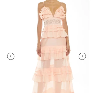 True decadence balklänning - Säljer min bal klänning från True Decadence då den inte kommer till andvändning längre. Har sytt upp den hos en skräddare 11 cm men passar mig perfekt i längden som är 165! Jätte bra skick! Pris kan diskuteras💞💞