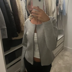 Cardigan  - Säljer denna gråa cardigan/kofta ifrån vila!❤️