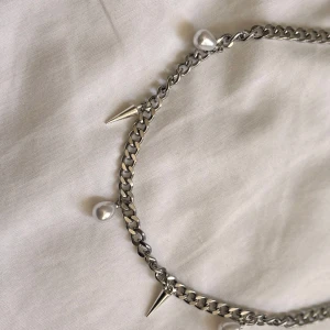 Spiky pearl  - * 40 cm kedja i rostfritt stål + 5 cm förlängningskedja💖                                                        *Helt ny och eftertraktad, kostar 199kr!💖                  Hör av dig vid frågor!!/ Valentina💋
