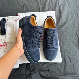 Christian Louboutin skor  - Säljer dessa super snygga och väldigt ovanliga Louboutin skorna modell Louis Marine. Skorna i otroligt bra skick 9,5/10. Storlek 41 sitter som 41–41,5. En av extremt få äkta par uppe och enda äkta paret i denna storlek. Inget og/tillbehör endast dustbags och snören därför ett så lågt pris. 