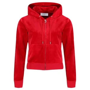 Röd Juicy Couture hoodie i velour - Juicy Couture hoodie i röd velour med dragkedja och huva. Tröjan har snörning vid halsen, ribbade muddar och fickor framtill. Perfekt för dig som vill ha en chill och snygg look. Ikonisk JC-detalj på dragkedjan.