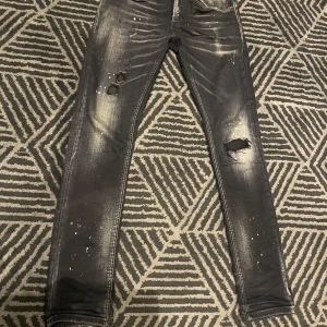 Dondup George  - Feta dondups i moddelen George inga defekter i mycket fint skick bara att höra av dig vid frågor och funderingar. Priset är ej hugget i sten 