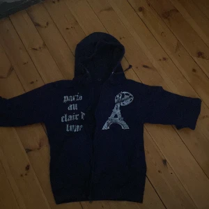 Mörkblå bling lucid zip hoodie  - Mörkblå bling lucid zip hoodie knappt använd inga fläckar nästan som ny