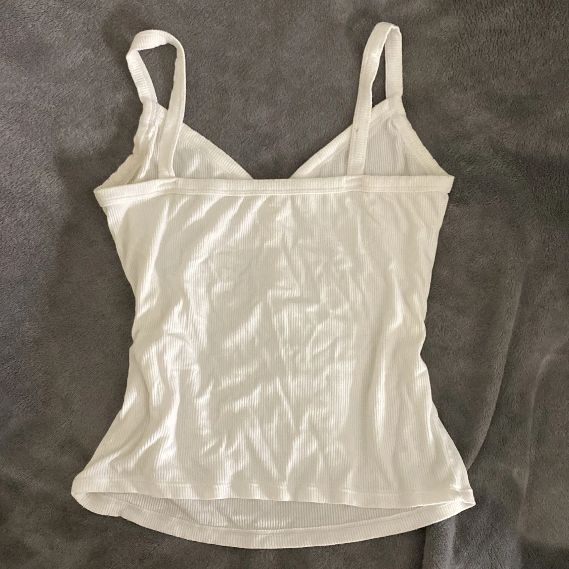 Vit ribbad linnetopp med knappar - 1